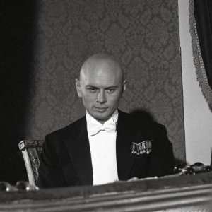 Yul Brynner during the shooting of the movie Anastasia 