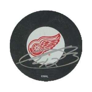  Sean Avery Signed Hockey Puck   (Detroit Red Wings 