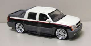 2002 Chevrolet Avalanche Diecast Model   Welly 124 b/w  