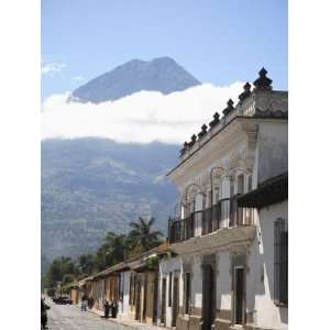 com Volcano, Vulcan Agu and Colonial Architecture, Antigua, Guatemala 